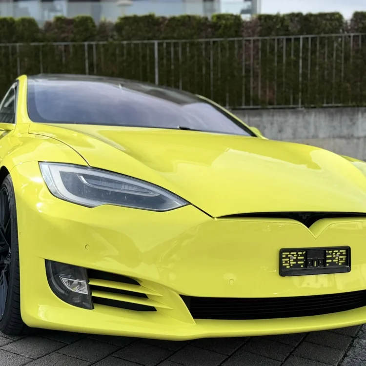Tesla Model S 100 Komplettfolierung Ambulance Yellow Avery Dennison Pixify Salmsach Thurgau