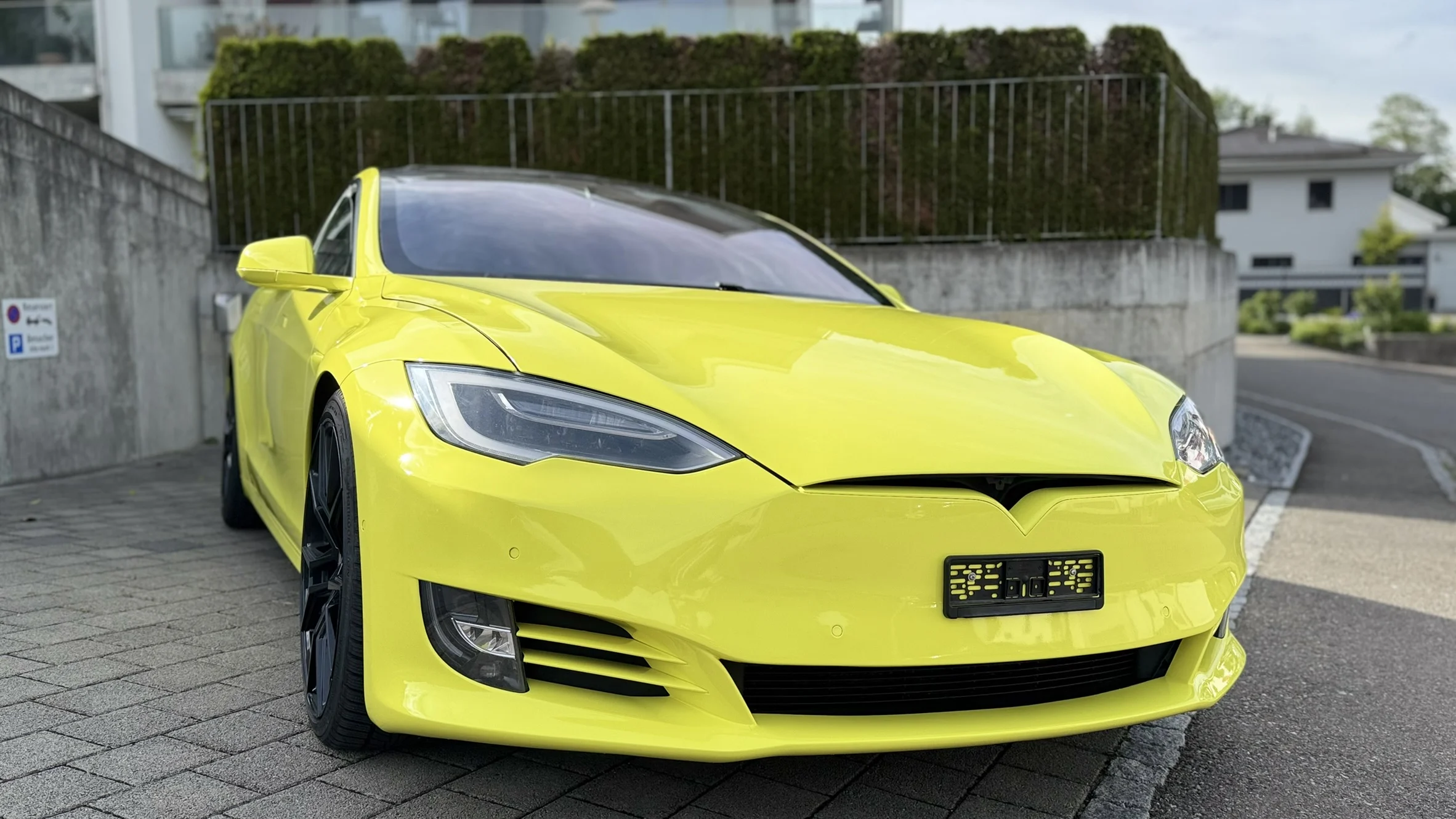 Tesla Model S 100 Komplettfolierung Ambulance Yellow Avery Dennison Pixify Salmsach Thurgau