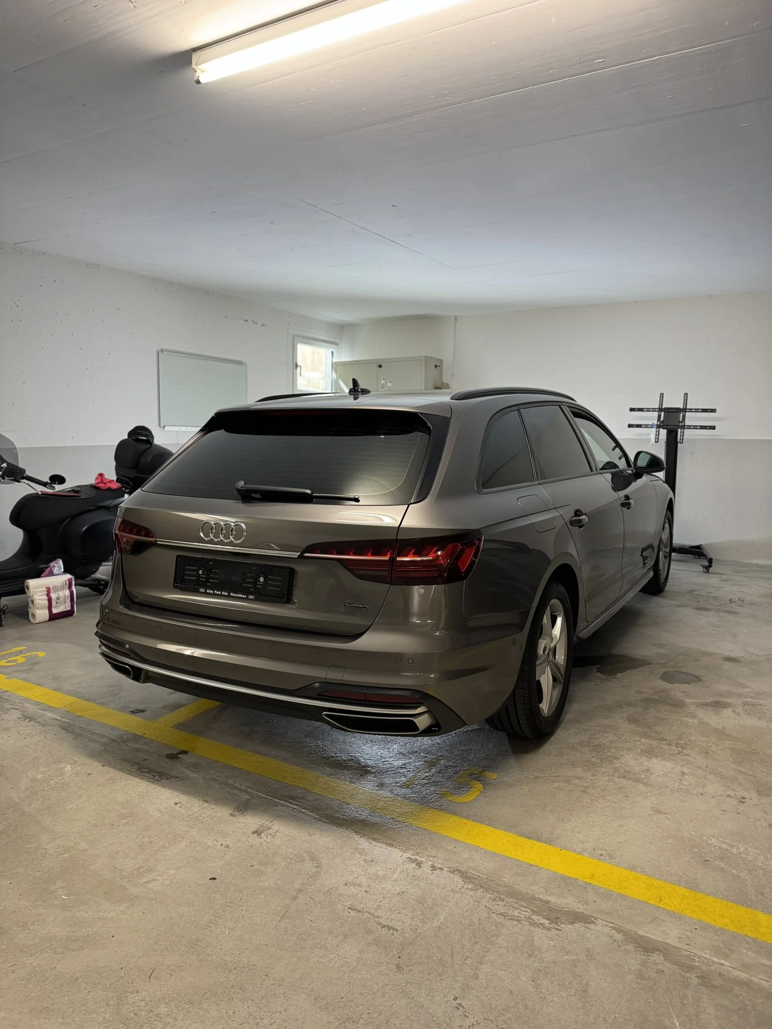 Scheibentönen 98% + Chrome Delete Avery Schwarz Glanz Audi A4