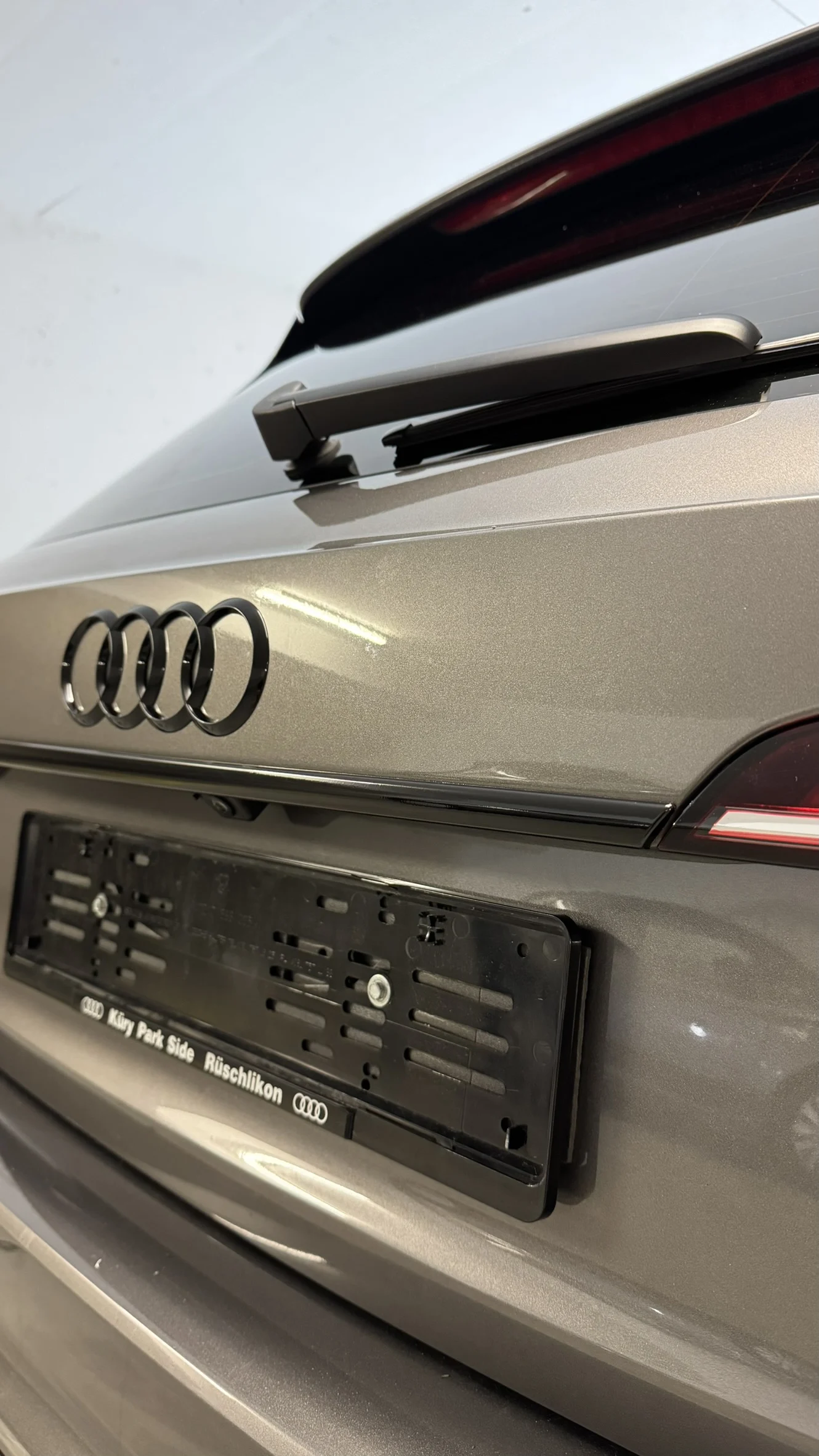 Scheibentönen 98% + Chrome Delete Avery Schwarz Glanz Audi A4